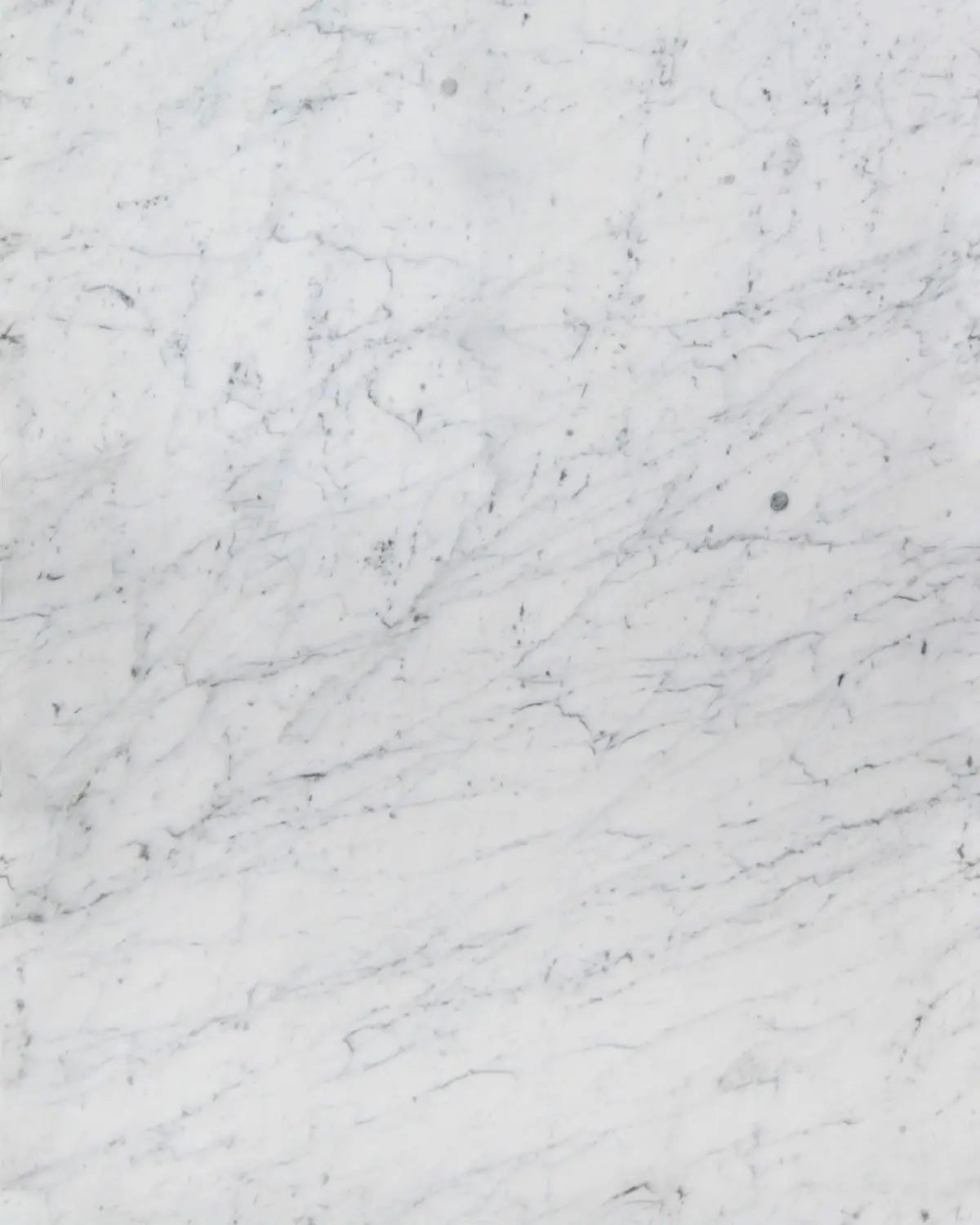 Carrara Bianco Marmor mit weichem Weißton und feiner grauer Maserung