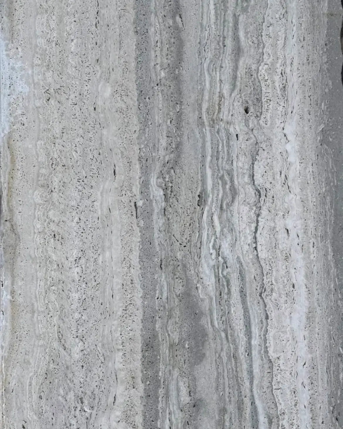 Silver Travertine mit kühlen Grautönen und natürlicher linearer Bänderung